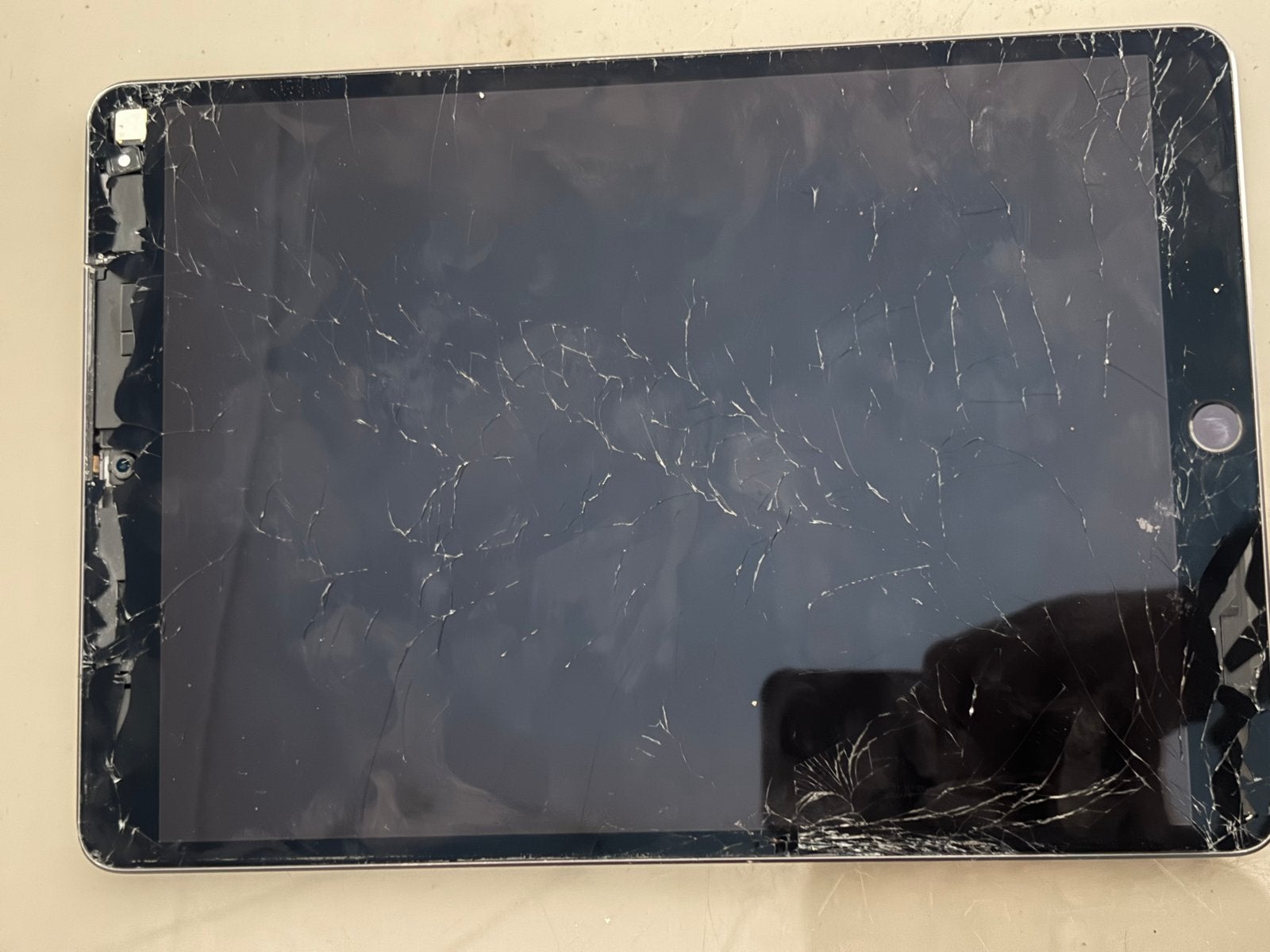 Apple iPad Air 3 (gebarste scherm), 32 GB, Apple iPad, Niet werkend, Grijs