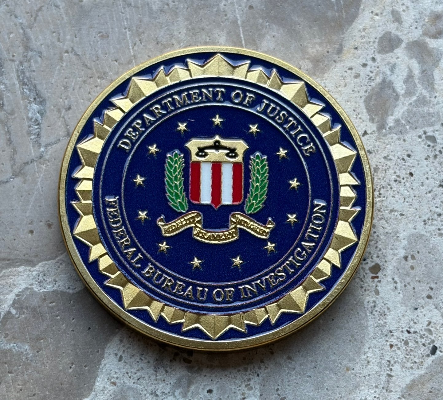 US Department of Justice FBI coin, Ophalen of Verzenden, Landmacht, Amerika, Embleem of Badge