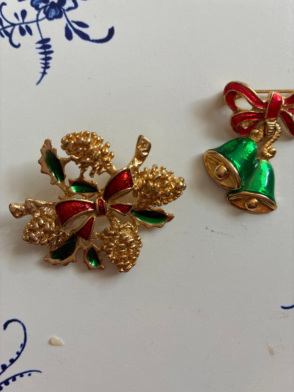 Set van 2 Vintage Kerst Broches - Kerstbellen & Dennenappels, Overige materialen, 4 tot 7 cm, Ophalen of Verzenden, Zo goed als nieuw