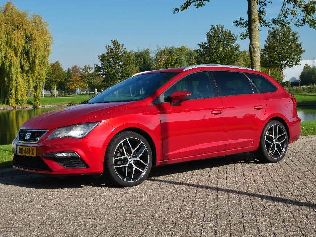 Seat Leon ST 1.4 EcoTSI FR 150pk 2017 Rood Trekhaak Carplay, Auto's, 4 cilinders, Leon, Leder en Stof, Origineel Nederlands