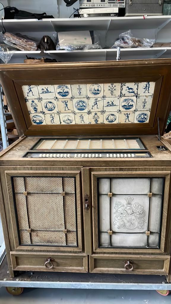 Vintage Jukebox met Delfts Blauw Tegelwerk, Verzamelen, Automaten | Jukeboxen, Gebruikt, 1960 tot 1970, Ophalen, Met singles
