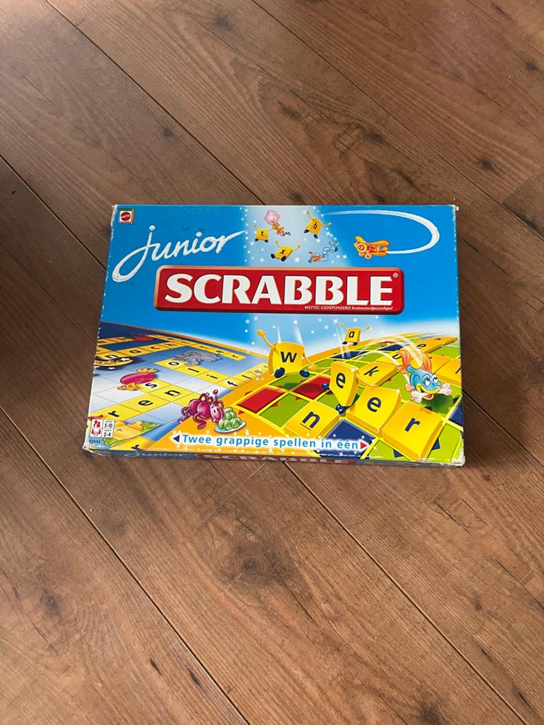 Scrabble Junior - Twee grappige spellen in één, Hobby en Vrije tijd, Gezelschapsspellen | Bordspellen, Gebruikt, Een of twee spelers