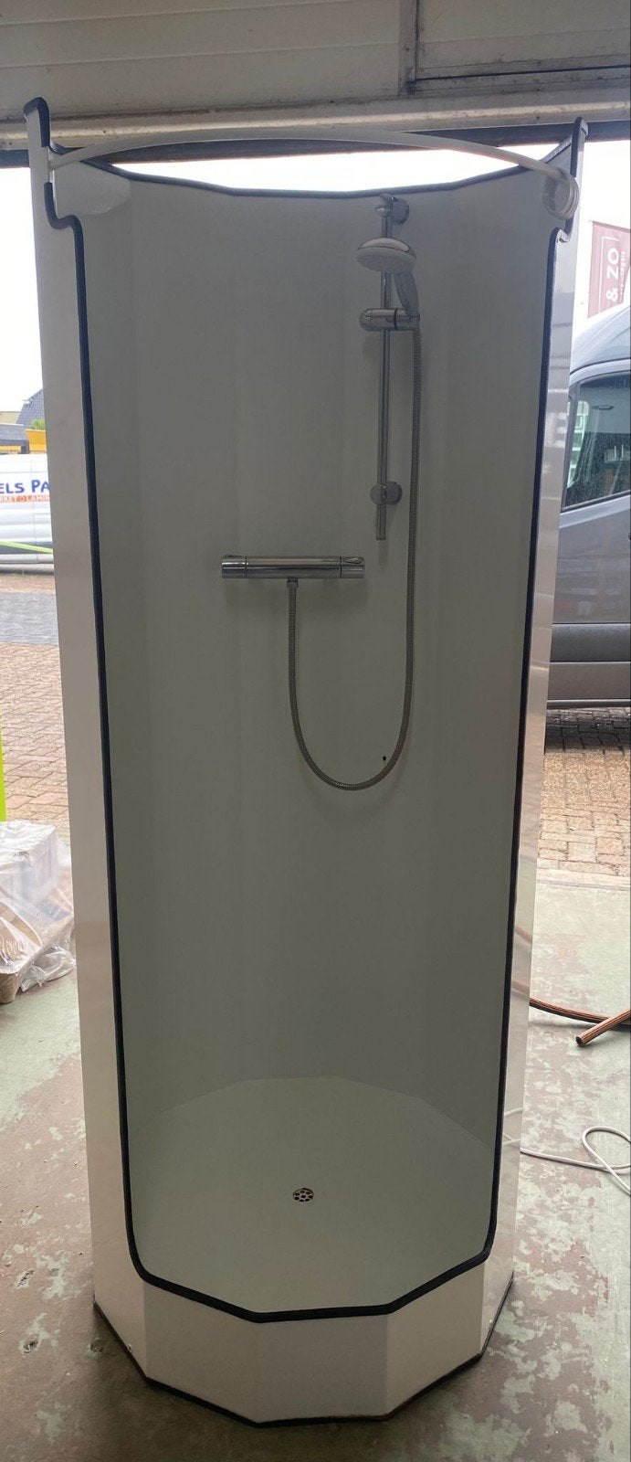 Nooddouche, wit 2 meter hoog, 85 cm breed, Ophalen, Gebruikt, Luchtreiniger