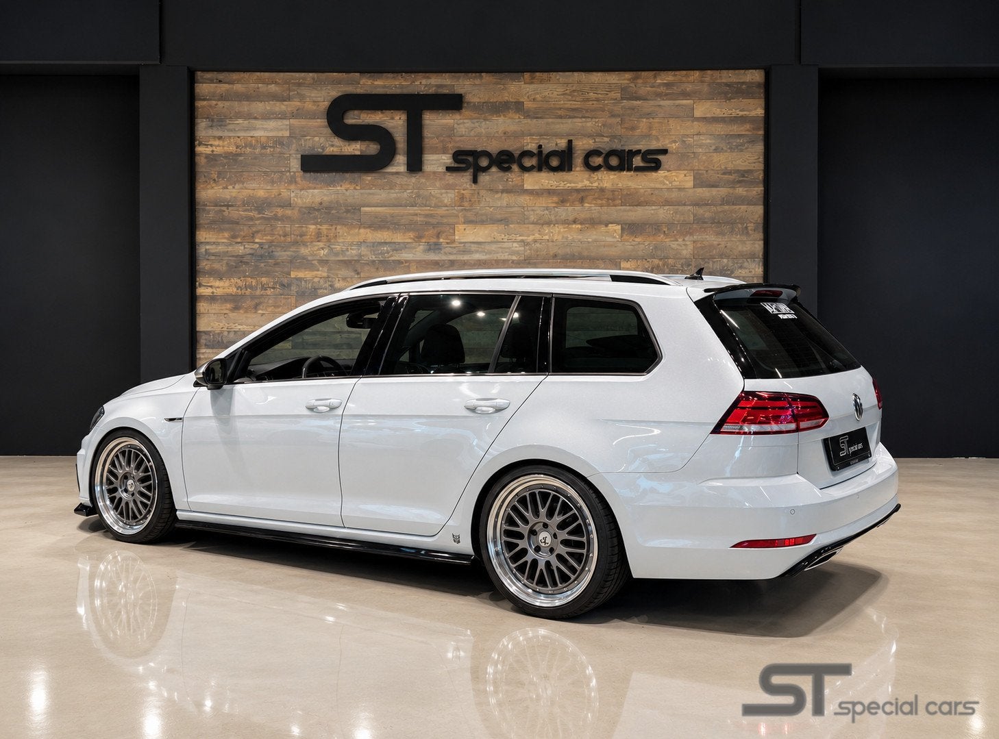 Volkswagen Golf Variant 1.5 TSI Highline ACT R-Line|Pano|Dyn, Dealer onderhouden, 4 cilinders, Alcantara, Wit