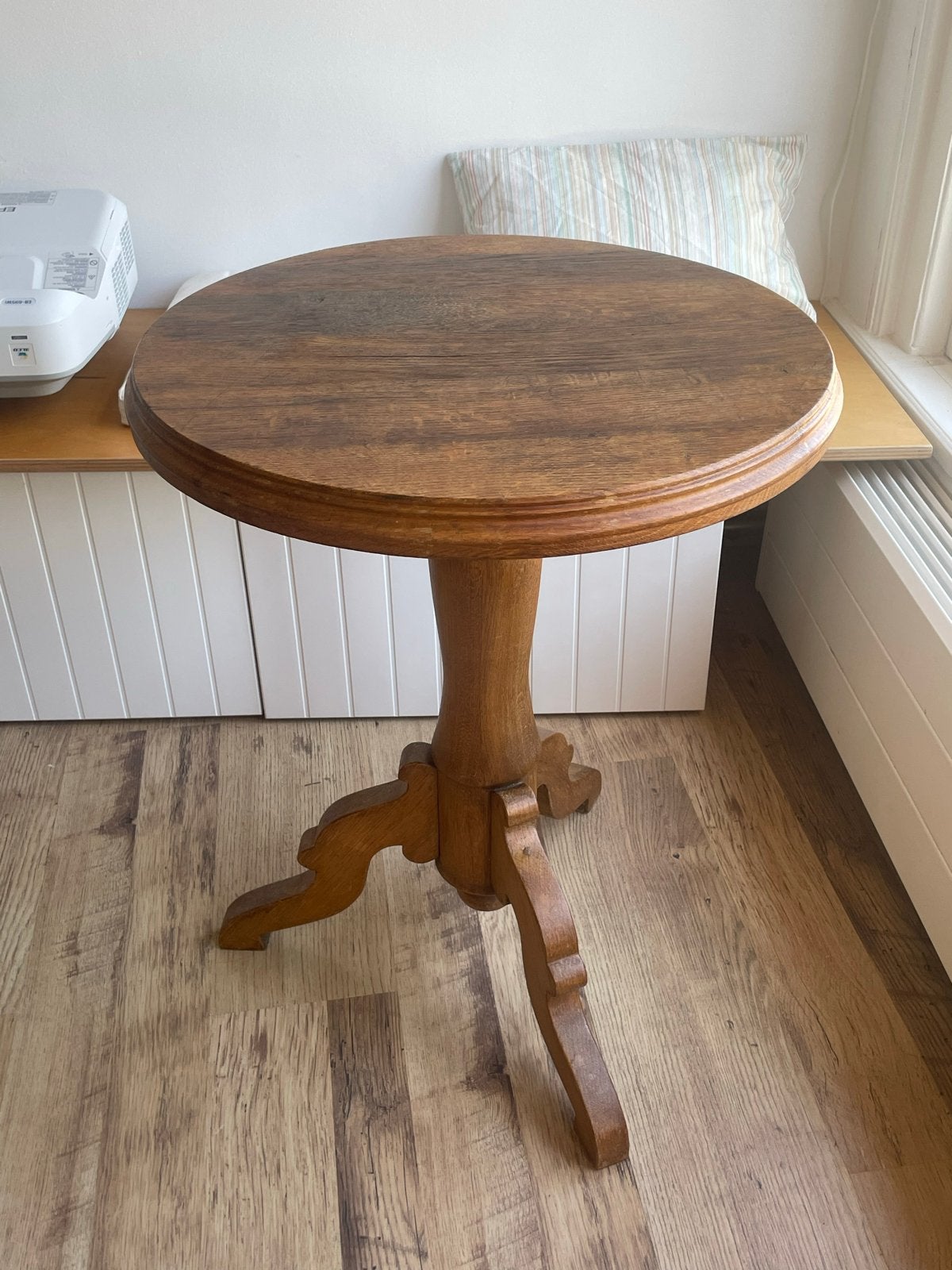 Antieke ronde bijzettafel van hout, Ophalen