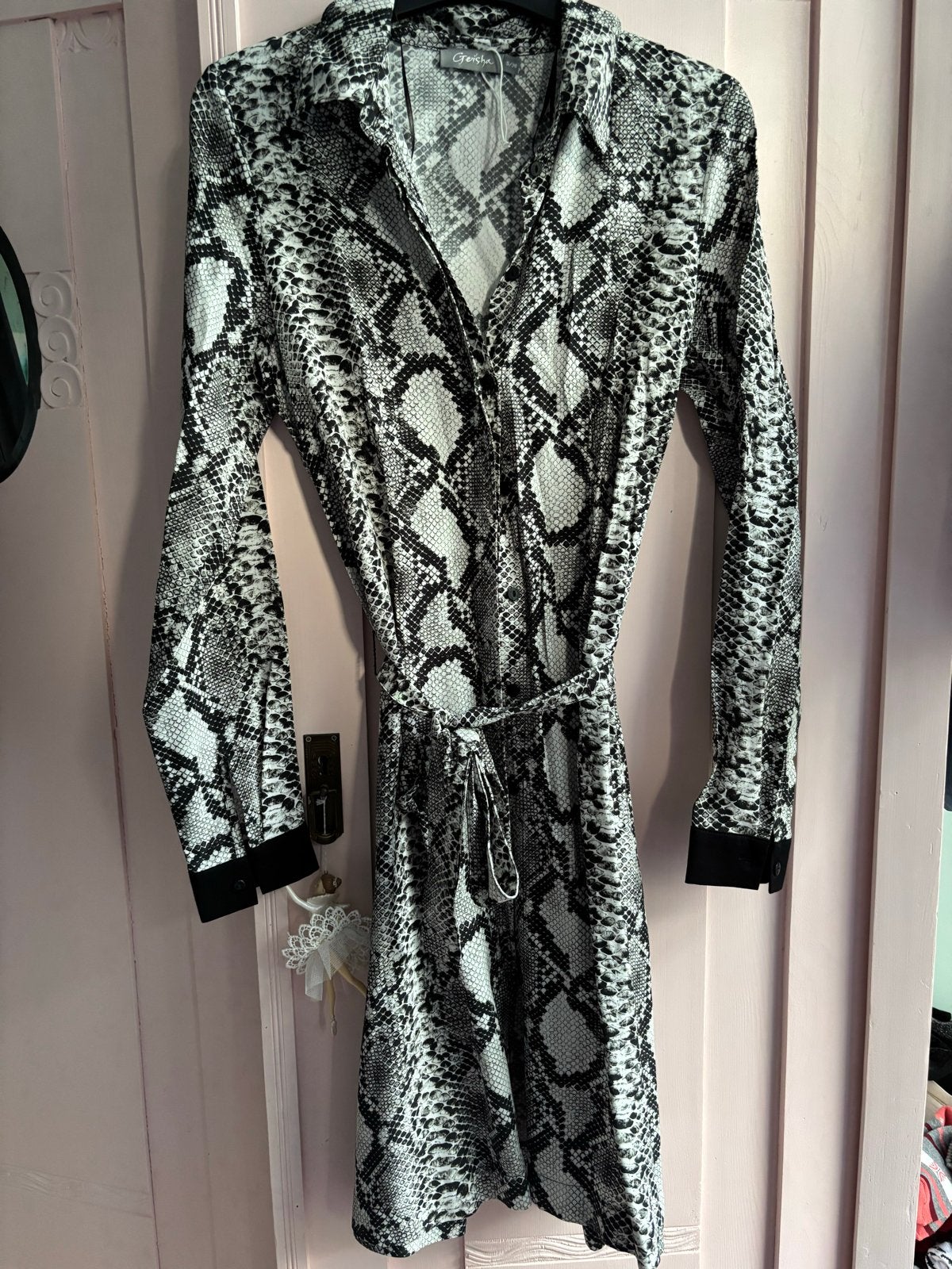 Geisha jurk met slangenprint nieuw - Maat S/36, Zwart, Nieuw, Ophalen of Verzenden, Knielengte