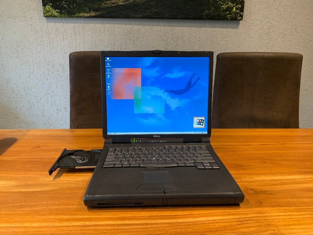 Nette 15 inch Dell C800 retro Pentium 3 Windows 2000 laptop, Computers en Software, Windows Laptops, Minder dan 4 GB, Minder dan 2 Ghz