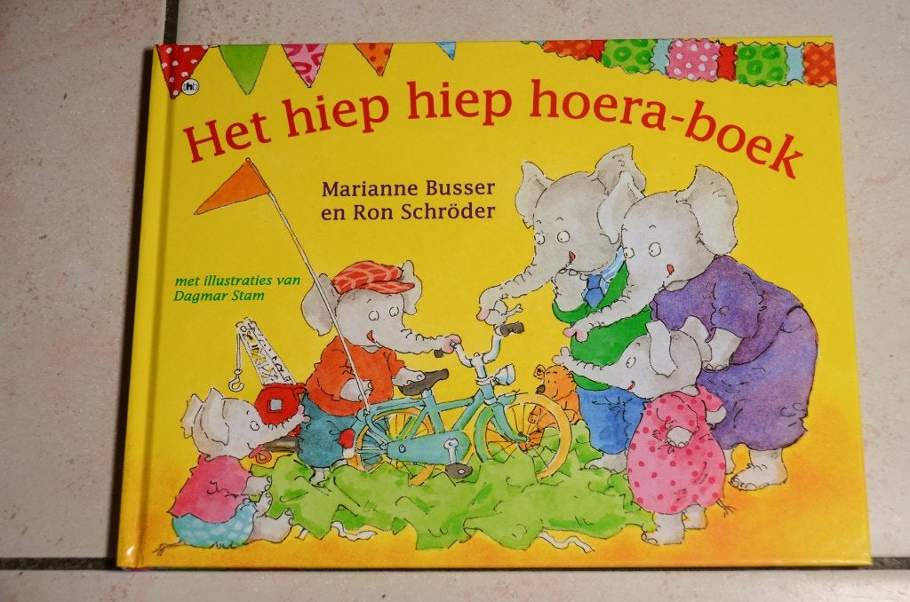 Het hiep hiep hoera-boek / Marianne Busser, Dagmar Stam, Boeken, Ophalen of Verzenden, Zo goed als nieuw, Fictie algemeen, Voorleesboek