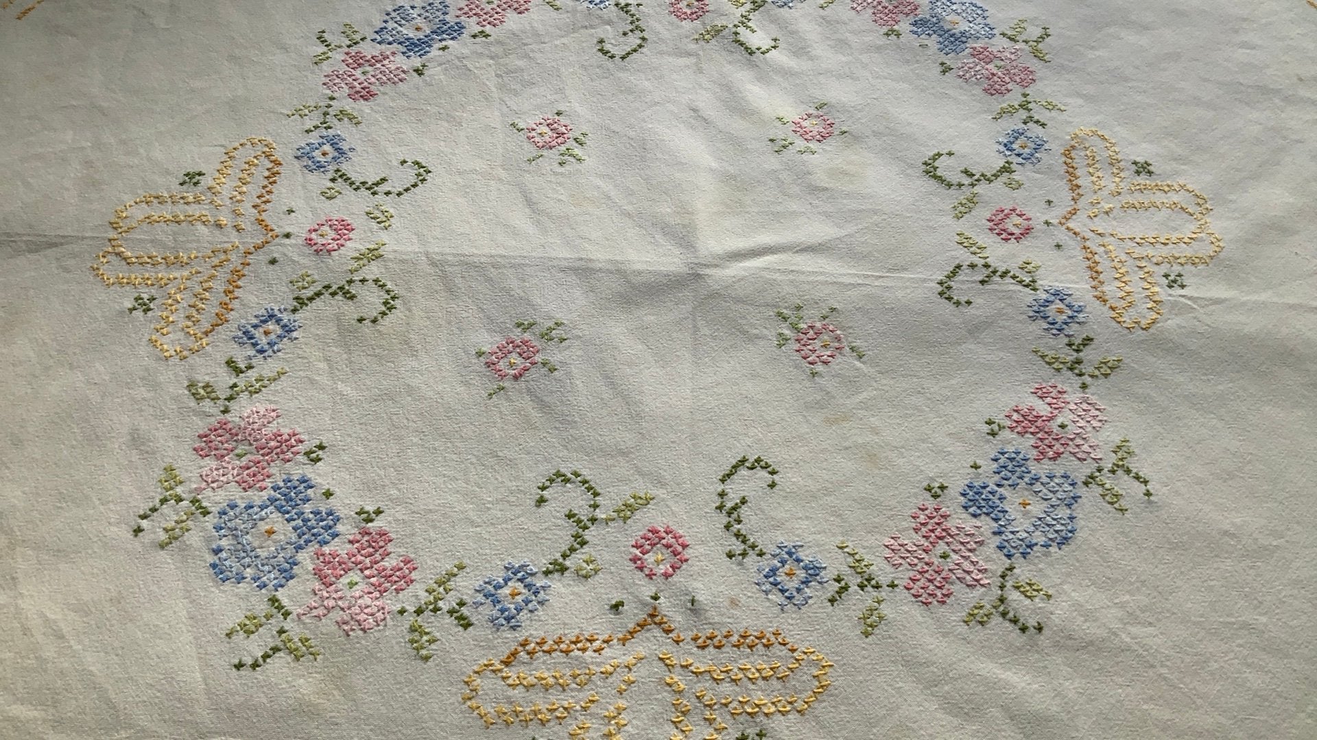 Brocante handgeborduurd rond tafelkleed met kantrandje, Antiek en Kunst, Ophalen of Verzenden