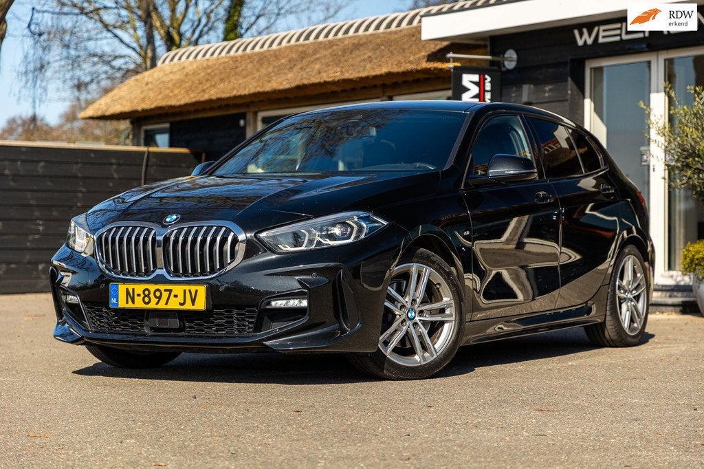 BMW 1-serie 118i High Executive M-Sport I Led I Live Cockpit, Auto's, BMW, 136 pk, Gebruikt, Leder en Stof, Zwart