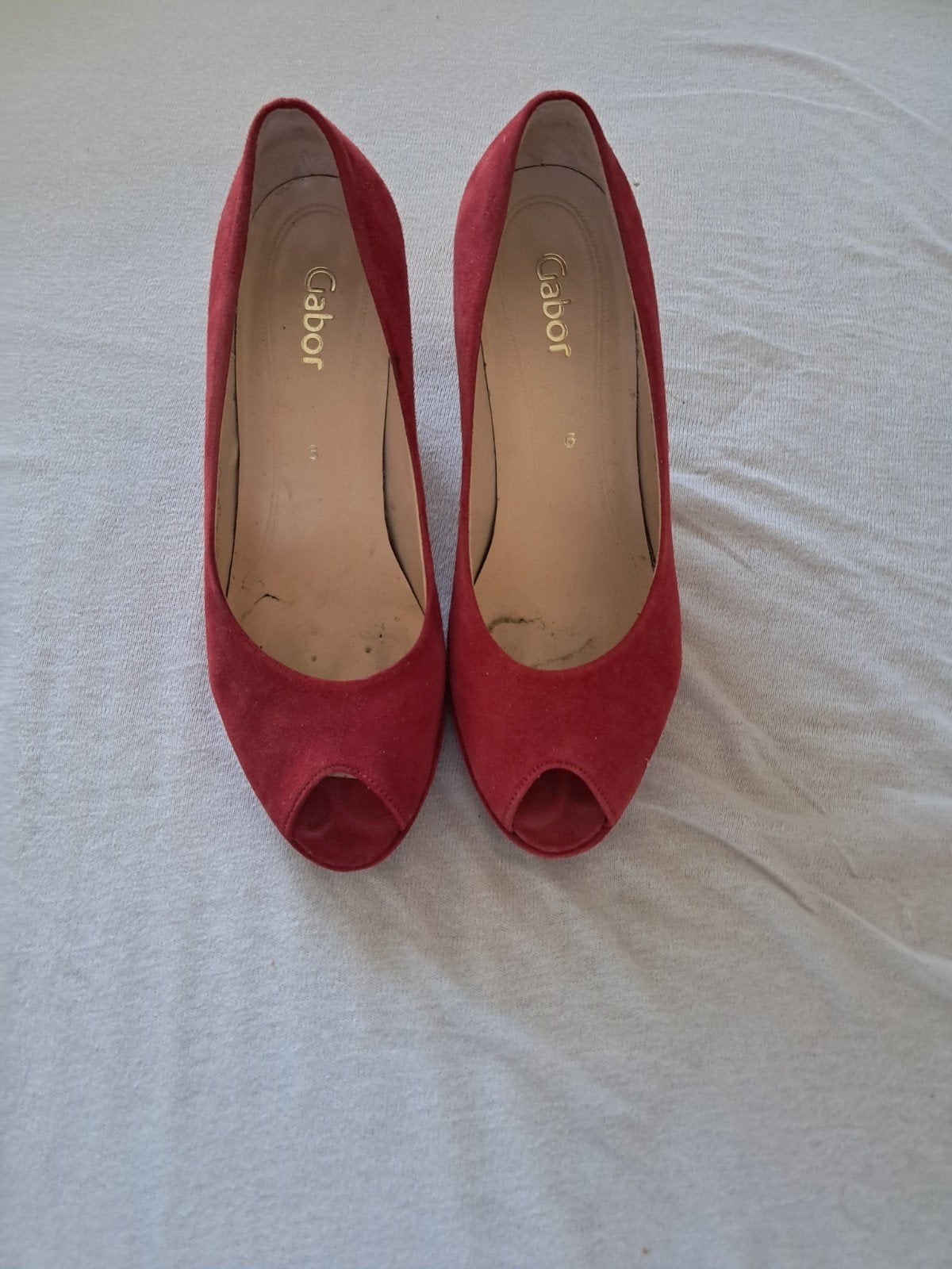 Gabor rode suède peep-toe pumps, maat 39, Kleding | Dames, Gabor, Ophalen of Verzenden, Zo goed als nieuw, Schoenen met hoge hakken