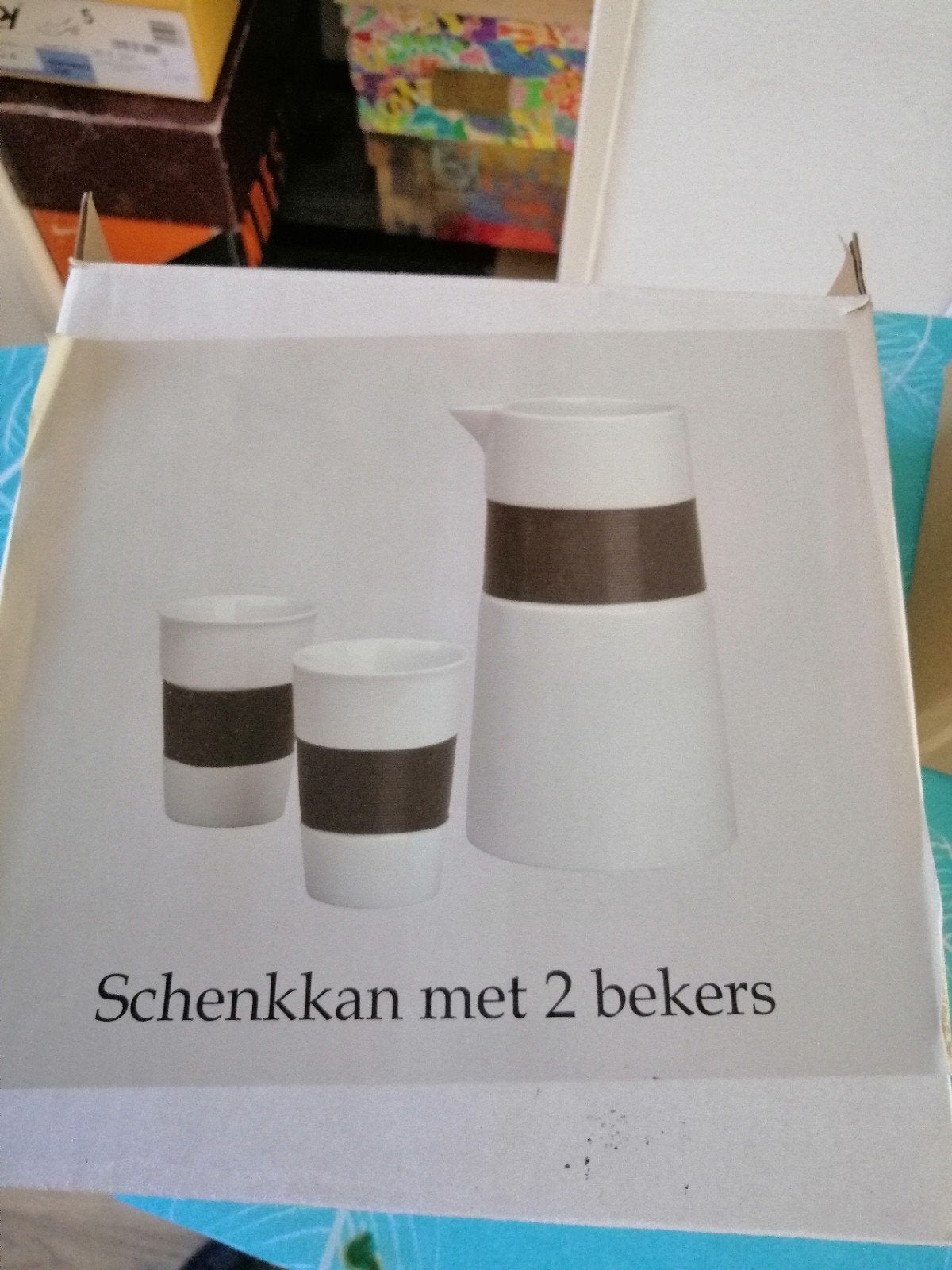 Schenkkan met 2 mokken nieuw heel mooi zie alle foto's, Huis en Inrichting, Keuken | Servies, Ophalen of Verzenden, Nieuw, Overige stijlen
