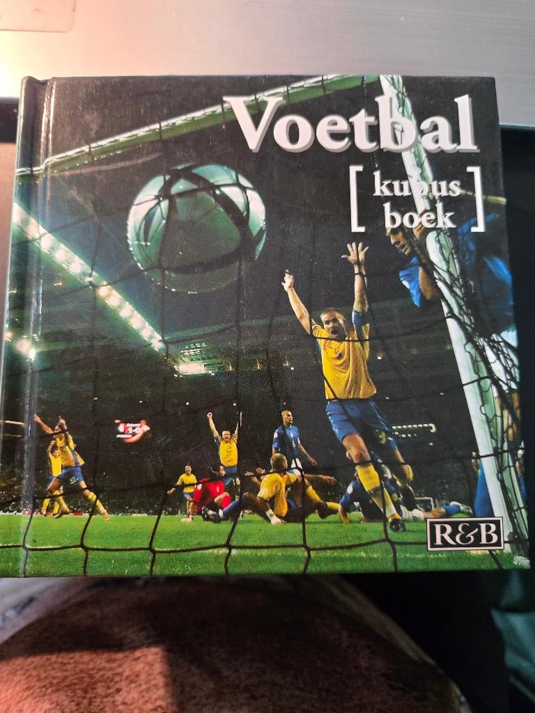 Boek: Voetbal (Kubusboek), 2e druk 2008 Als nieuw, Ophalen, Zo goed als nieuw, Balsport