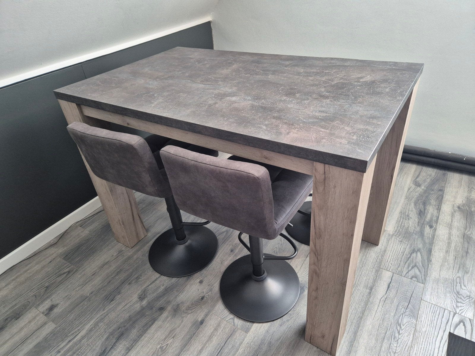 Bartafel met 4 krukken - Modern en stijlvol, Huis en Inrichting, Barkrukken, Ophalen, In hoogte verstelbaar, 60 tot 90 cm, Zo goed als nieuw