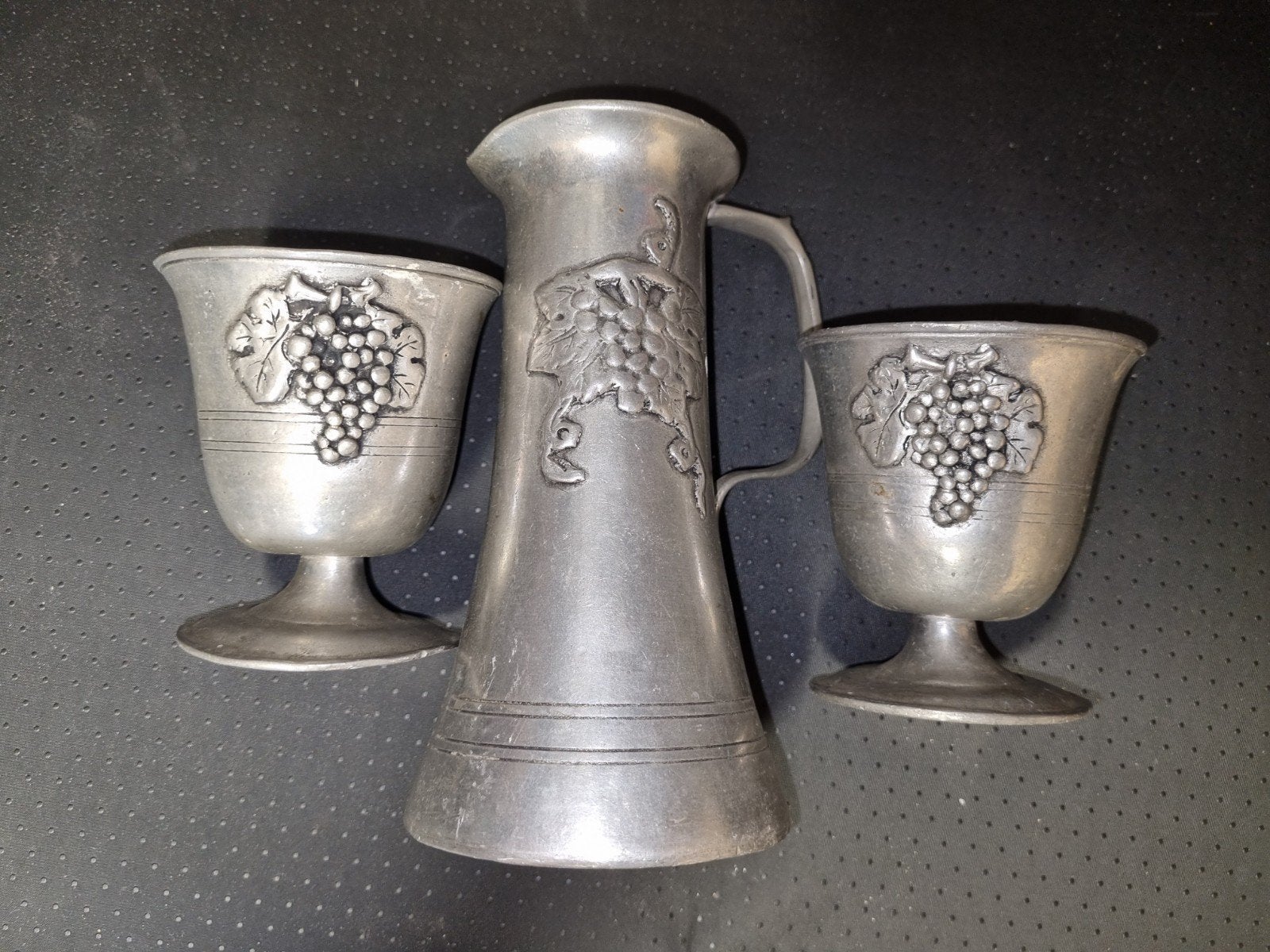Vintage Tinnen Karaf met 2 Bekers - Druivenmotief, Ophalen of Verzenden