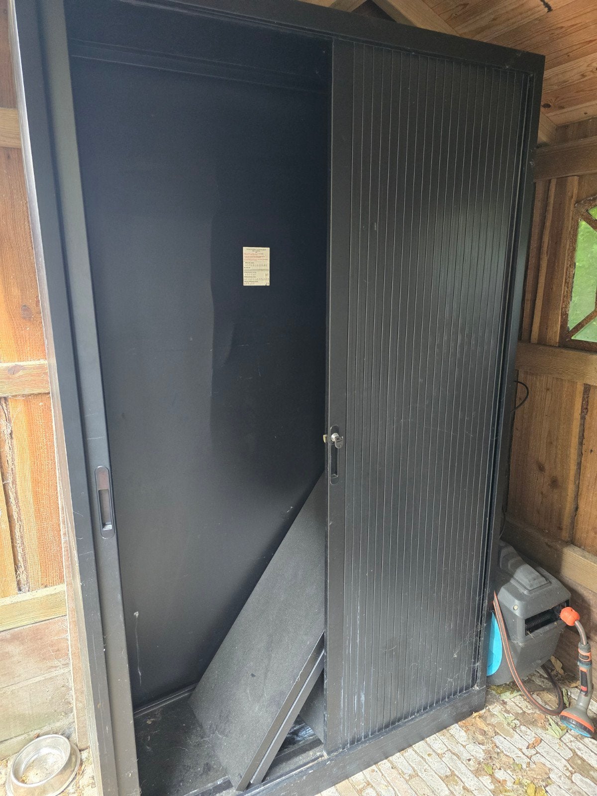 Zwarte metalen archiefkast met roldeur, Huis en Inrichting, Kasten | Roldeurkasten en Archiefkasten, Ophalen, Gebruikt, 100 tot 150 cm