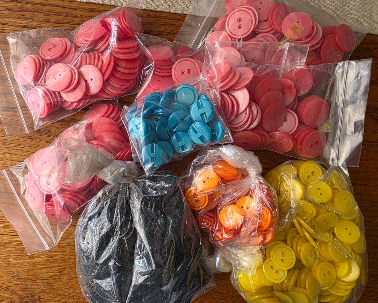 Grote partij knopen - 900 gram in diverse kleuren, Hobby en Vrije tijd, Naaien en Fournituren, Ophalen of Verzenden, Nieuw, Knoop of Knopen