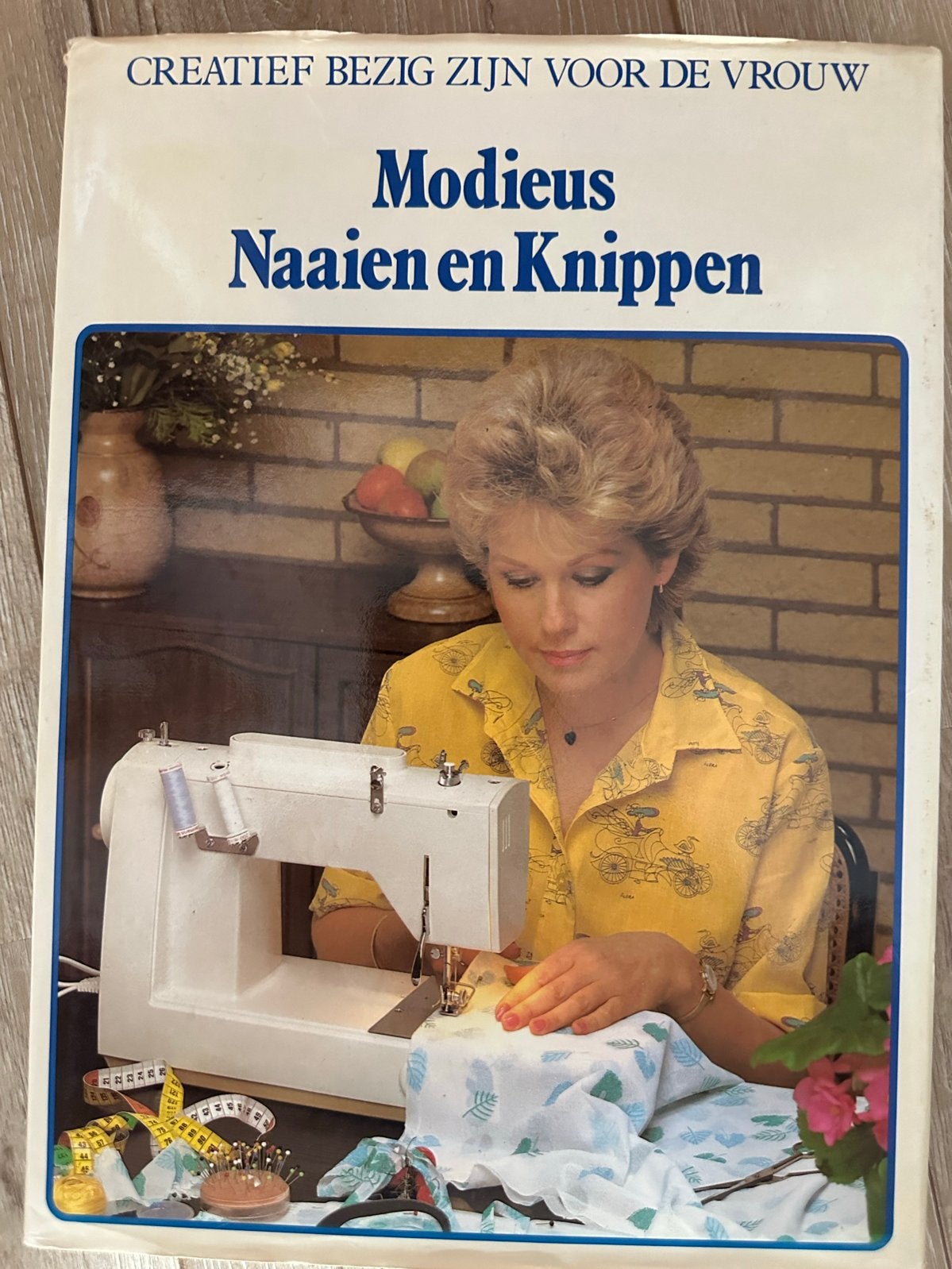 Modieus Naaien en Knippen - Creatief Bezig Zijn, Ophalen of Verzenden, Gelezen, Borduren en Naaien