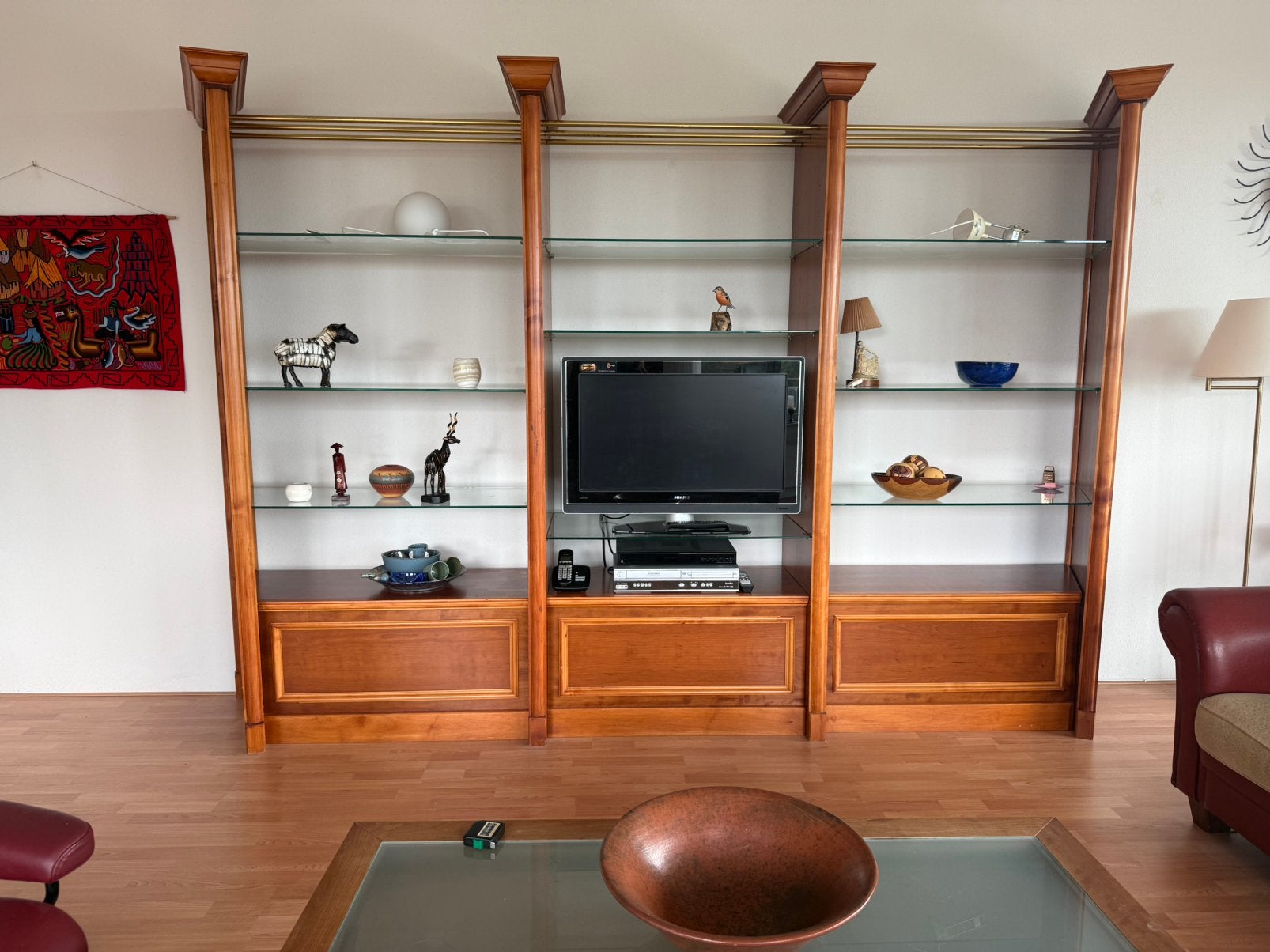 Luxe kersenhouten wandmeubel met glazen legplanken, Ophalen, Met plank(en), 250 tot 300 cm, 200 cm of meer