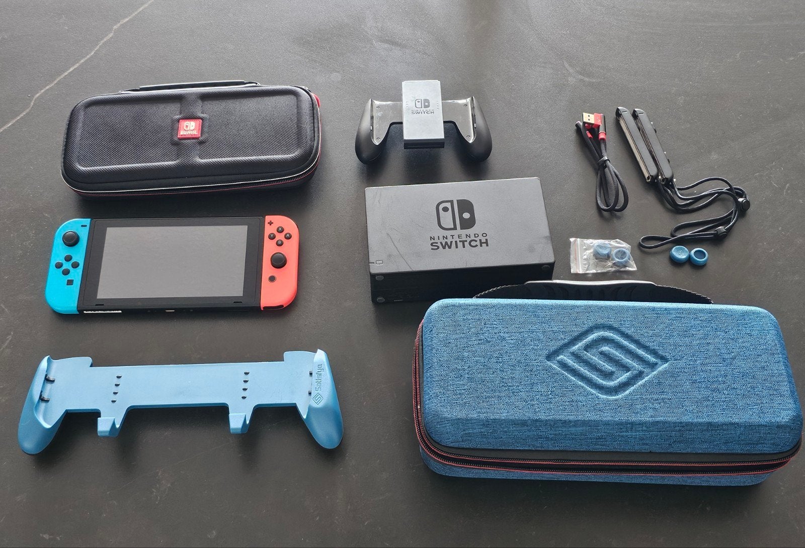 Nintendo Switch 1 + Satisfye Zengrip + 2  cases, Ophalen of Verzenden, Zo goed als nieuw