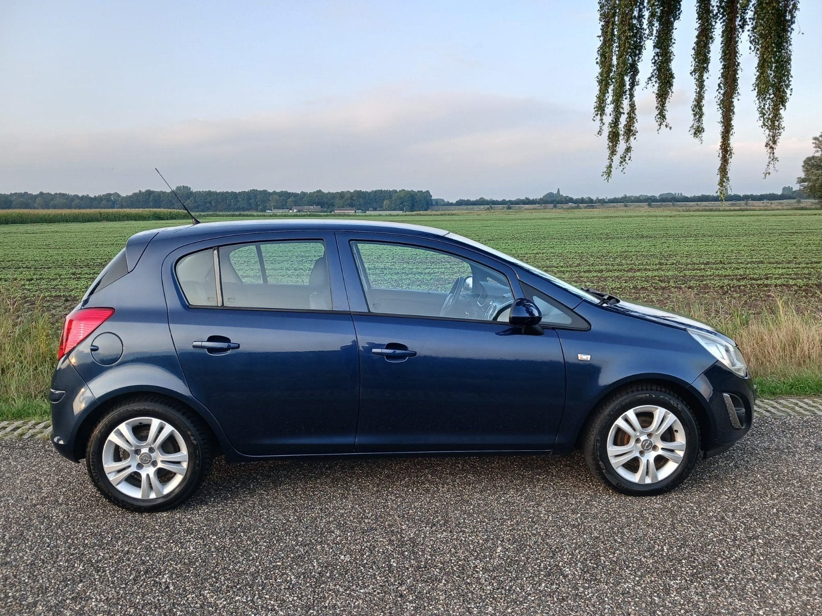 Foto 7 van Opel Corsa 1.2 16V  Edition AIRCO 5 deurs