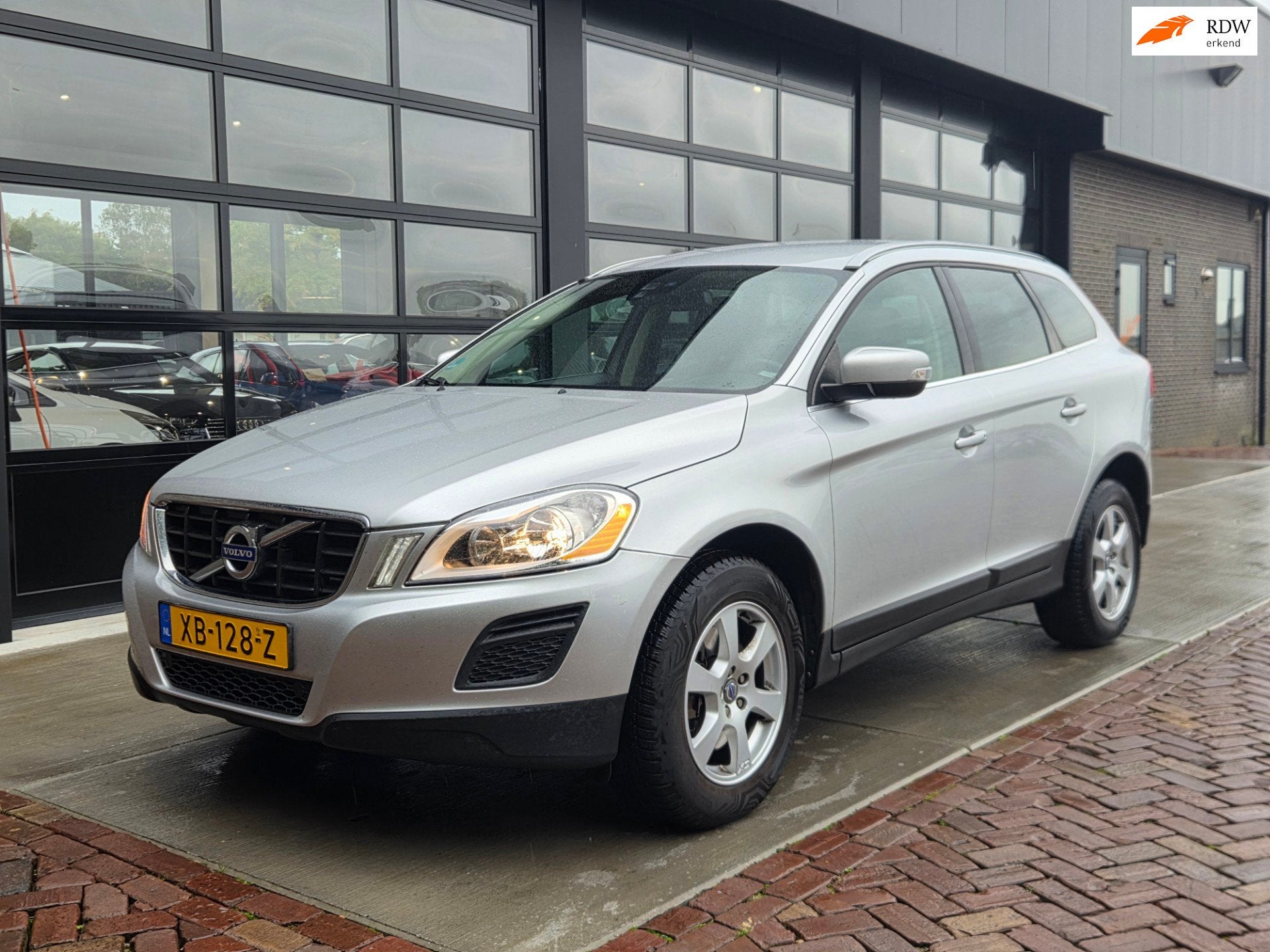 Volvo XC60 2.0 T5 Kinetic | LPG | Automaat | Leer | Clima |, Auto's, Euro 5, Zwart, 4 cilinders, Leder