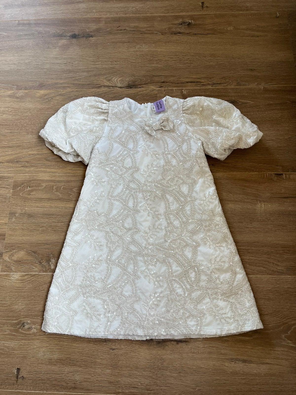 Jurk maat 116 creme met glitters en strikje, Ophalen of Verzenden, Zo goed als nieuw, Meisje, Jurk of Rok