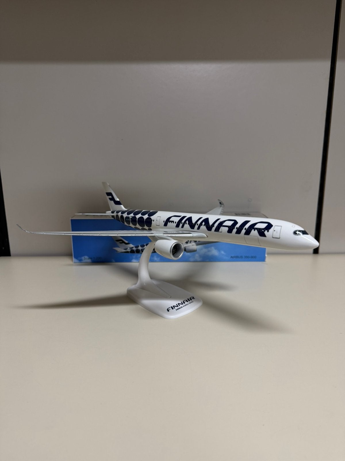 NIEUW! 1:200 schaalmodel Finnair Marimekko Airbus a350-900, Ophalen of Verzenden, Nieuw, Schaalmodel