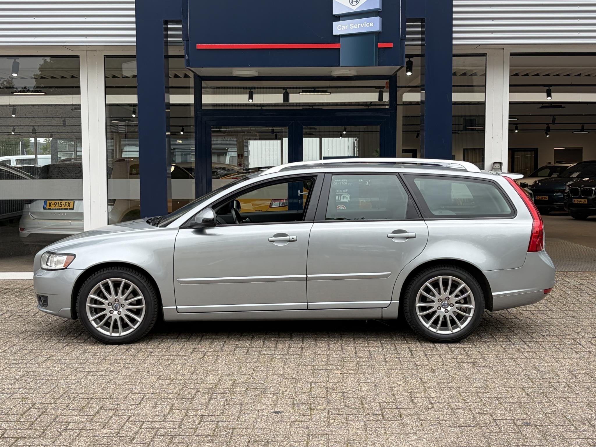 Volvo V50 2.4i Edition II / Automaat / NL-Auto / 2e-Eigenaar, Dealer onderhouden, Gebruikt, Zwart, 700 kg