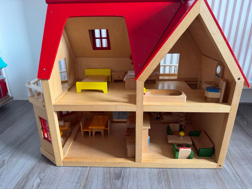 Houten poppenhuis Goki met meubels en poppetjes, Kinderen en Baby's, Speelgoed | Poppen, Ophalen, Gebruikt, Overige typen