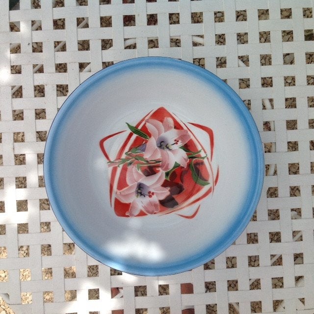 Witte emaille schaal met roze lelies en blauwe rand, Antiek en Kunst, Ophalen of Verzenden