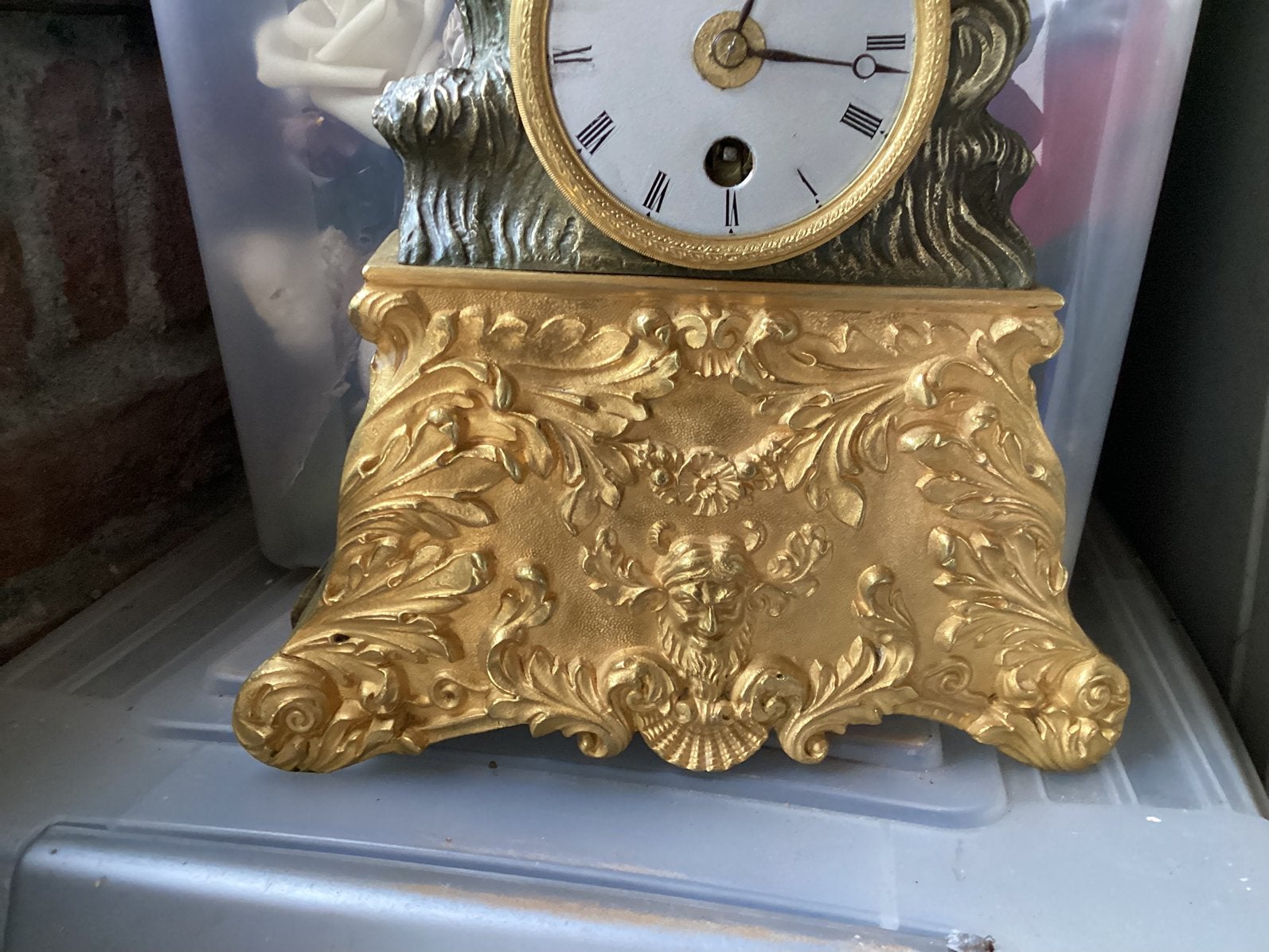 Klein bronzen klokje met touwtje slinger, Ophalen