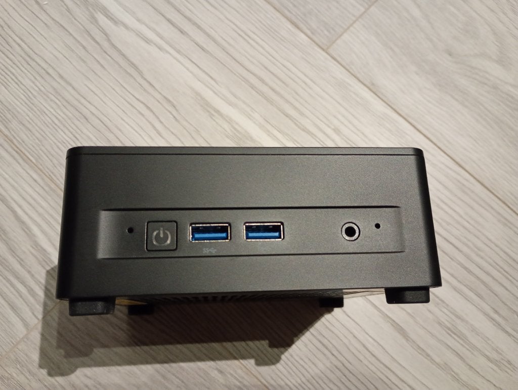 Minisforum UM760 Slim Barebone MiniPC - AMD Ryzen 5 7640HS, Computers en Software, Barebones, Ophalen, Zo goed als nieuw