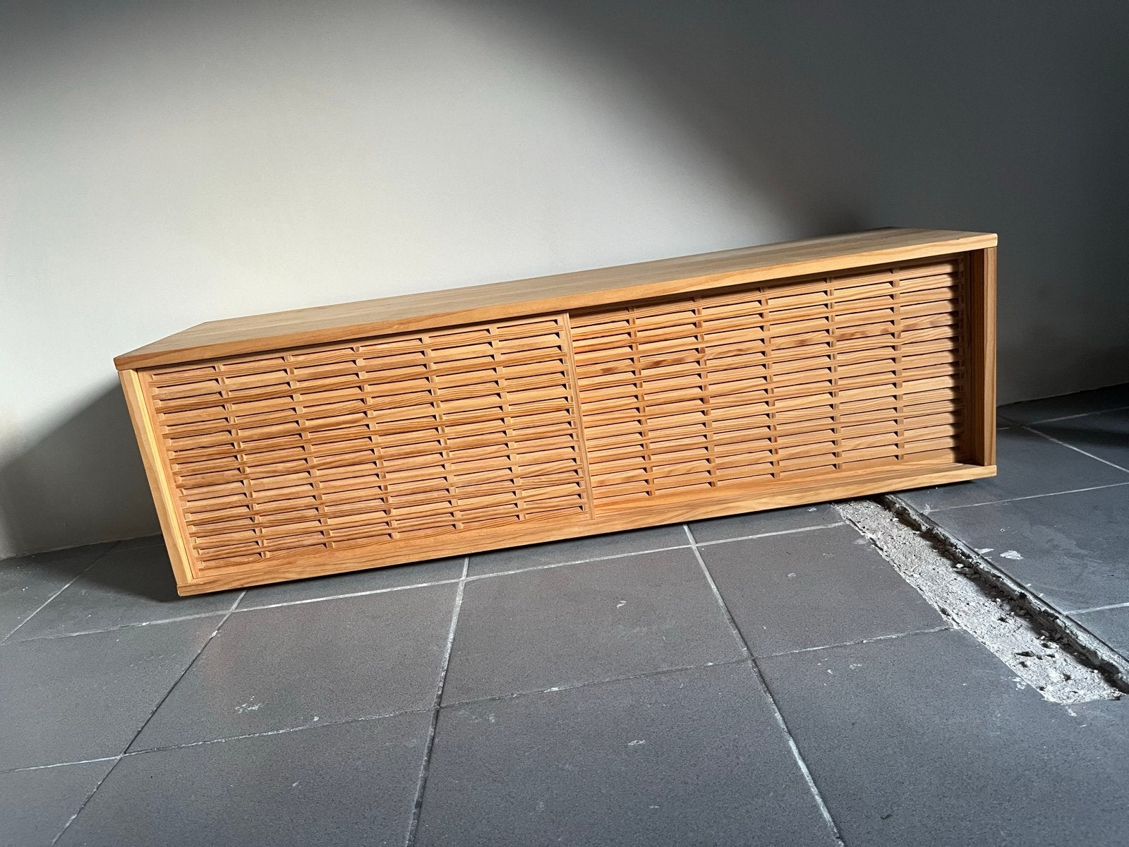 Houten dressoir of keukenkastje met jaloeziedeur, Ophalen, Gebruikt