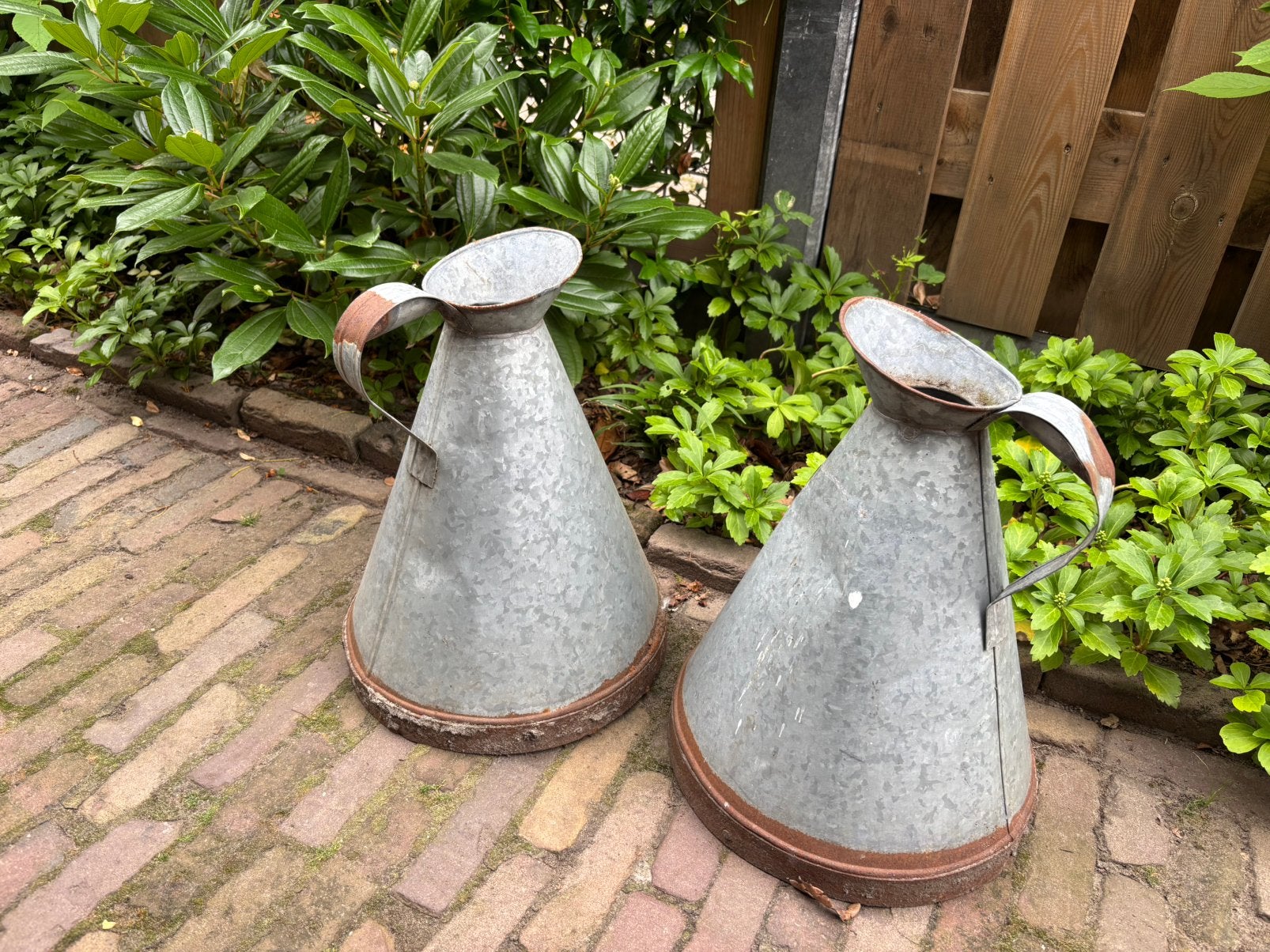 Twee waterkannen van zink, Ophalen, Gebruikt