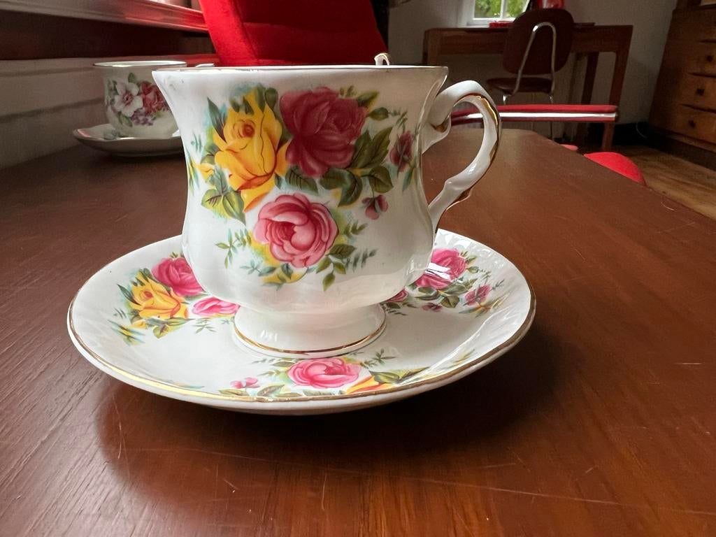 Vintage Balmoral Castle Bone China kop en schotel, Ophalen of Verzenden, Zo goed als nieuw
