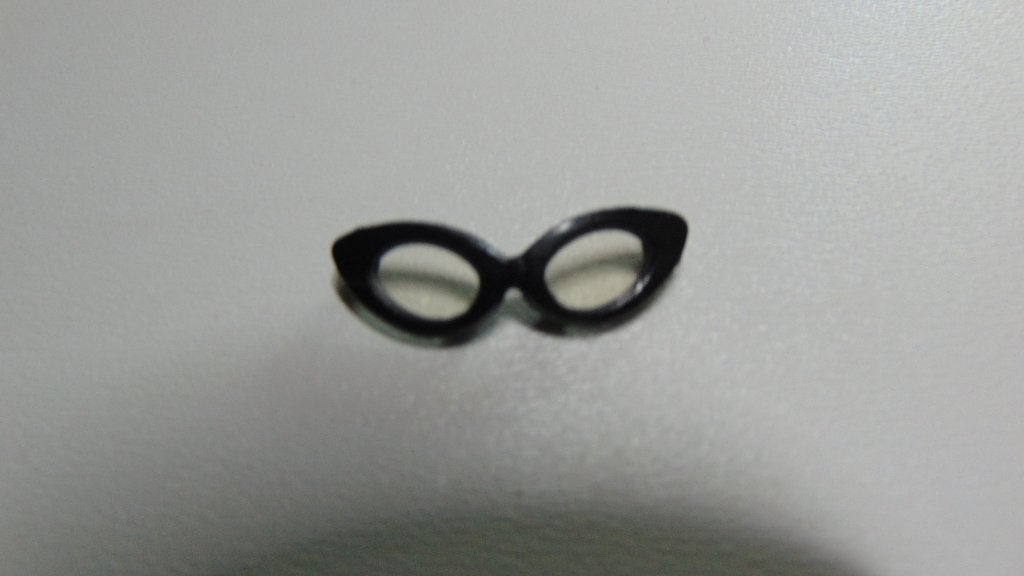 Origineel zwart cat eye zonnebril van Mattel, Verzamelen, Poppen, Ophalen of Verzenden, Gebruikt, Accessoires