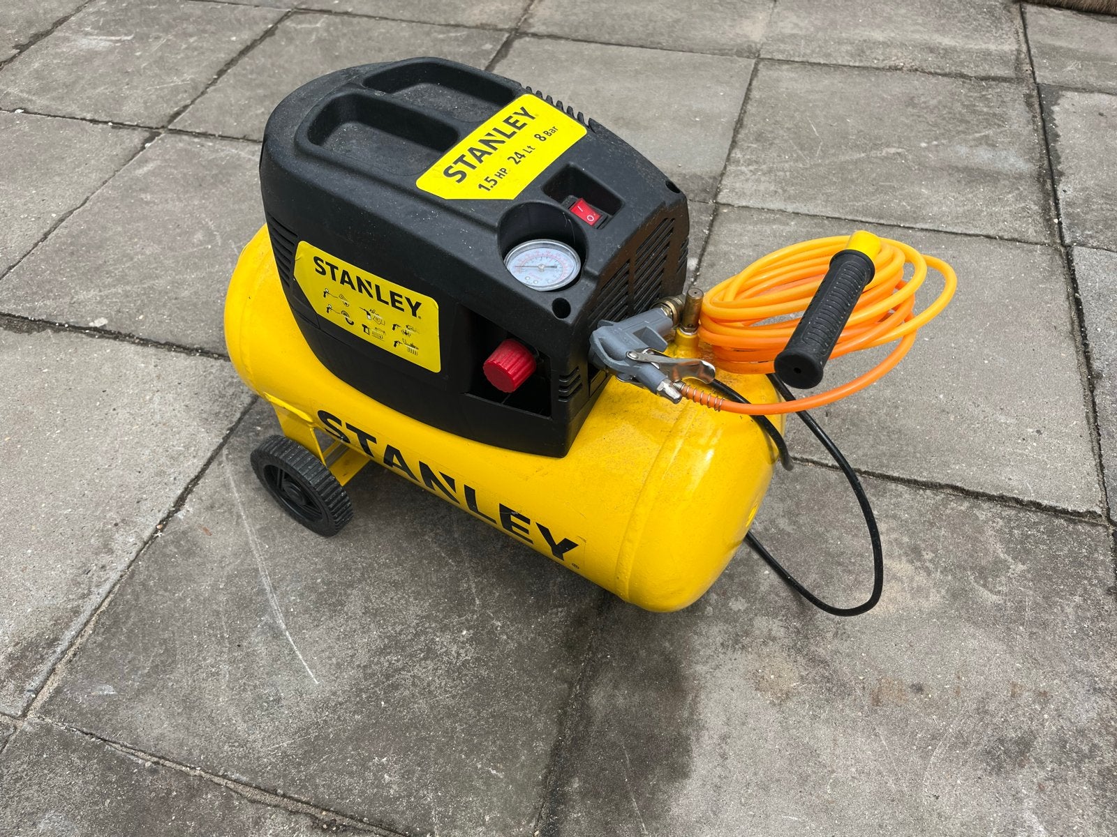 Stanley Compressor 1.5 PK 24L 8 Bar, Doe-het-zelf en Verbouw, Compressors, Ophalen, Gebruikt, 6 tot 10 bar, Minder dan 200 liter/min