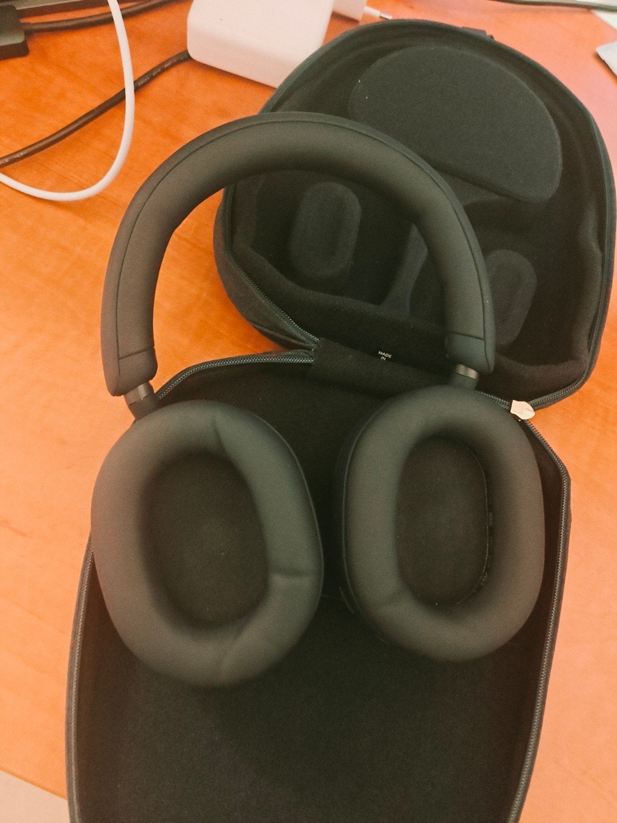 Foto 5 van Sony WH-1000XM5 koptelefoon - Blauw, incl. hoes en kabels