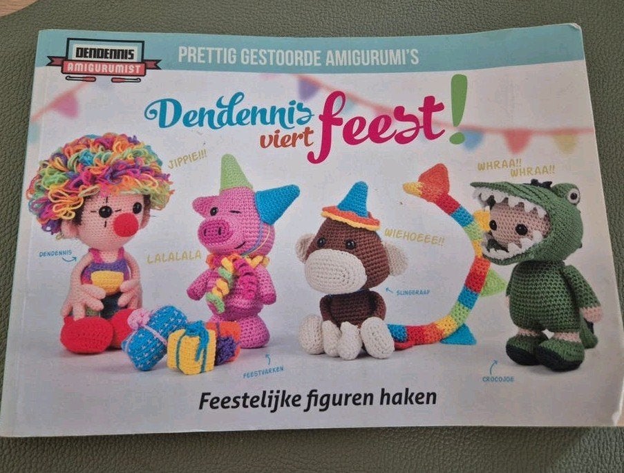 Dendennis viert feest! Amigurumi haakboek, Ophalen of Verzenden, Gebruikt, Haken, Patroon of Boek