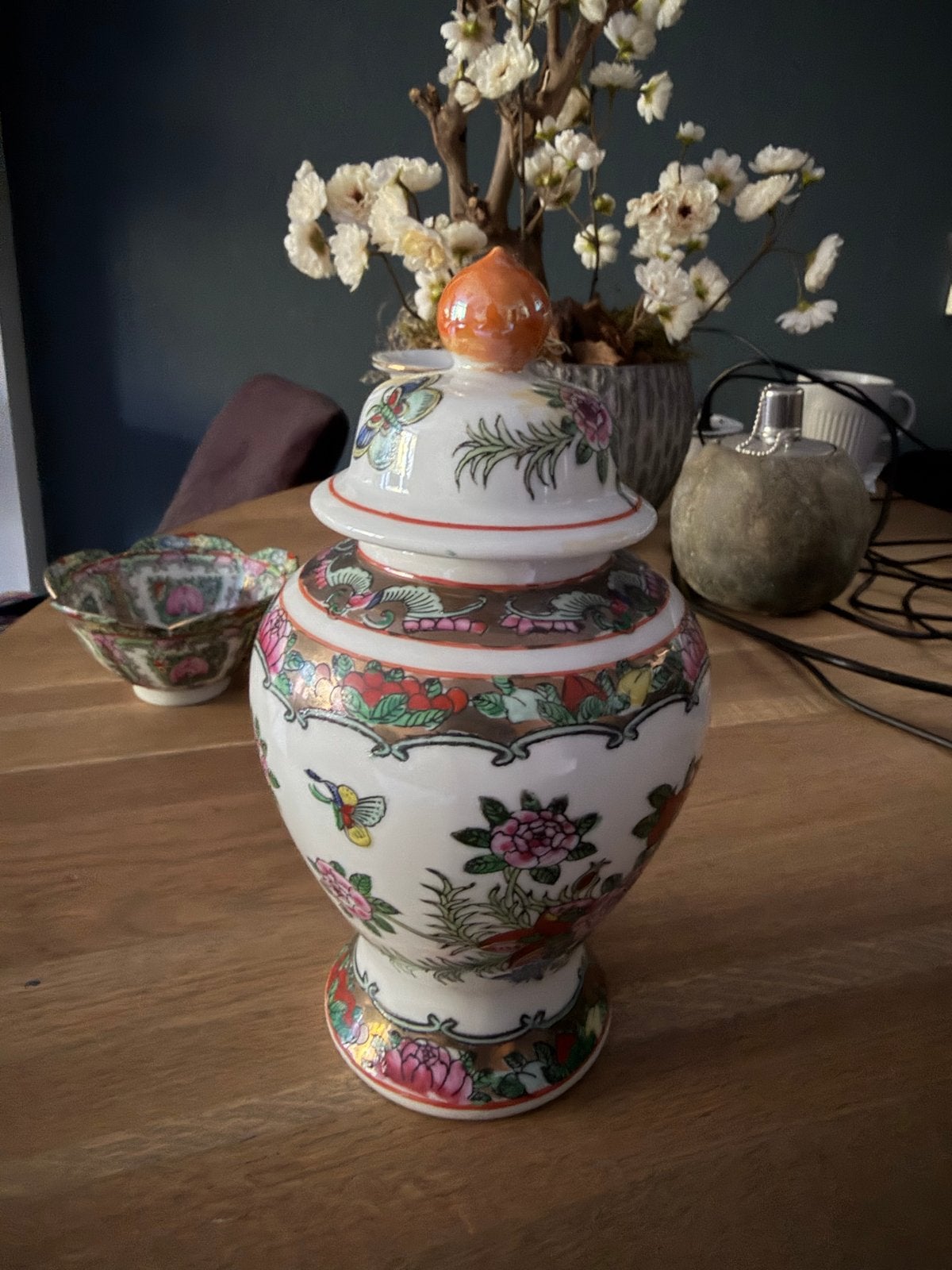Decoratieve Chinese vaas met bloemen en vlinders, Ophalen of Verzenden