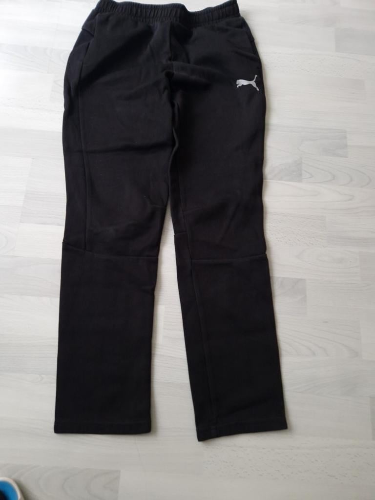 Puma joggingbroek zwart - Zo goed als nieuw, Kinderen en Baby's, Kinderkleding | Maat 164, Broek, Jongen of Meisje, Puma, Ophalen of Verzenden