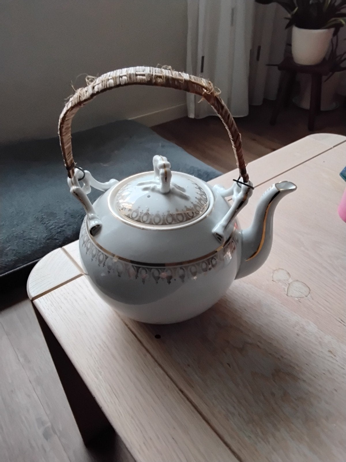 Vintage theepot met rieten handvat en gouden details, Ophalen of Verzenden