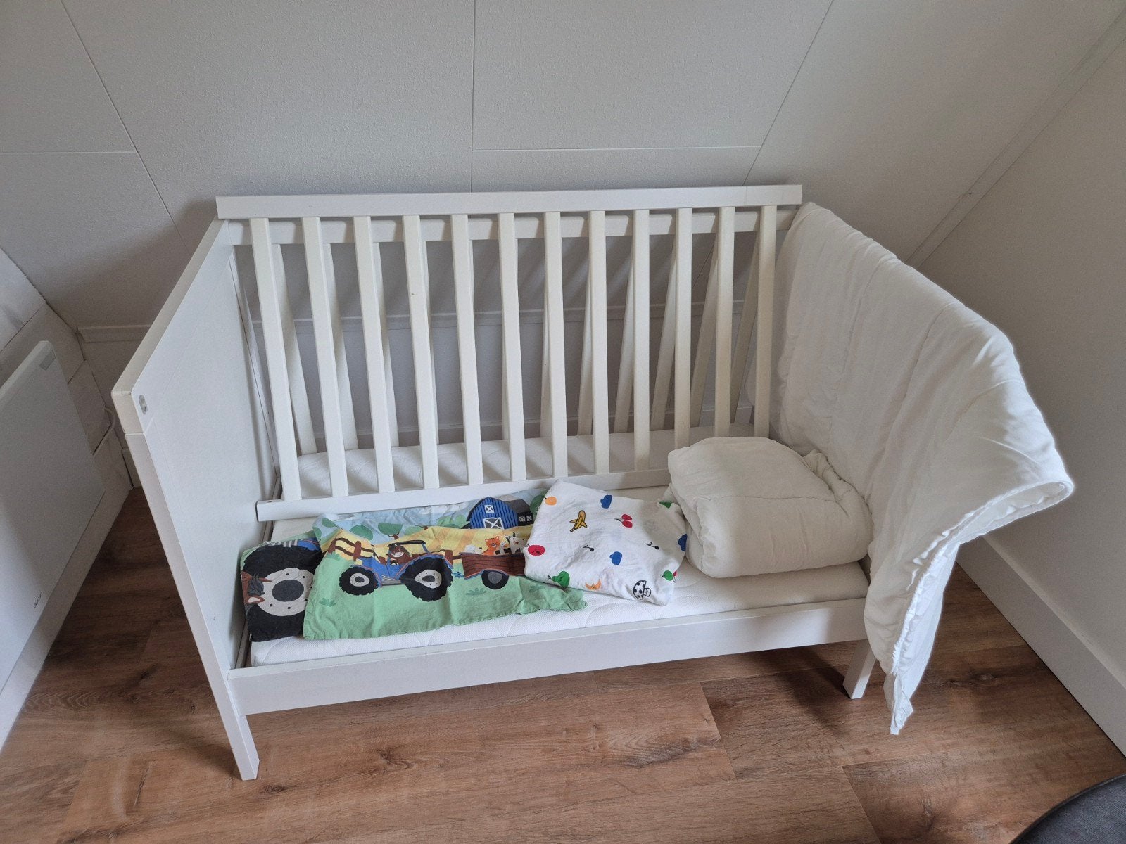Ledikant Ikea met matras, beddengoed en houten wandrek, Gebruikt, 70 tot 85 cm, 140 tot 160 cm, Ophalen