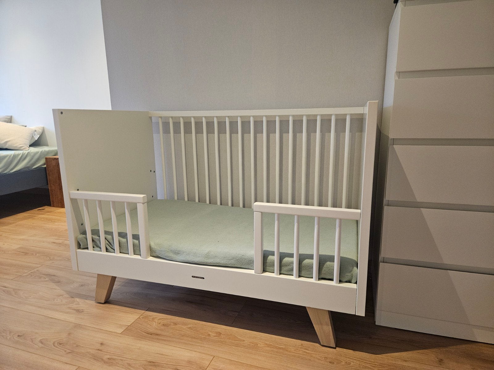 Kidsmill Sixties Babybed Wit Mat / Naturel 60 x 120 cm, Ophalen, Zo goed als nieuw, Ledikant