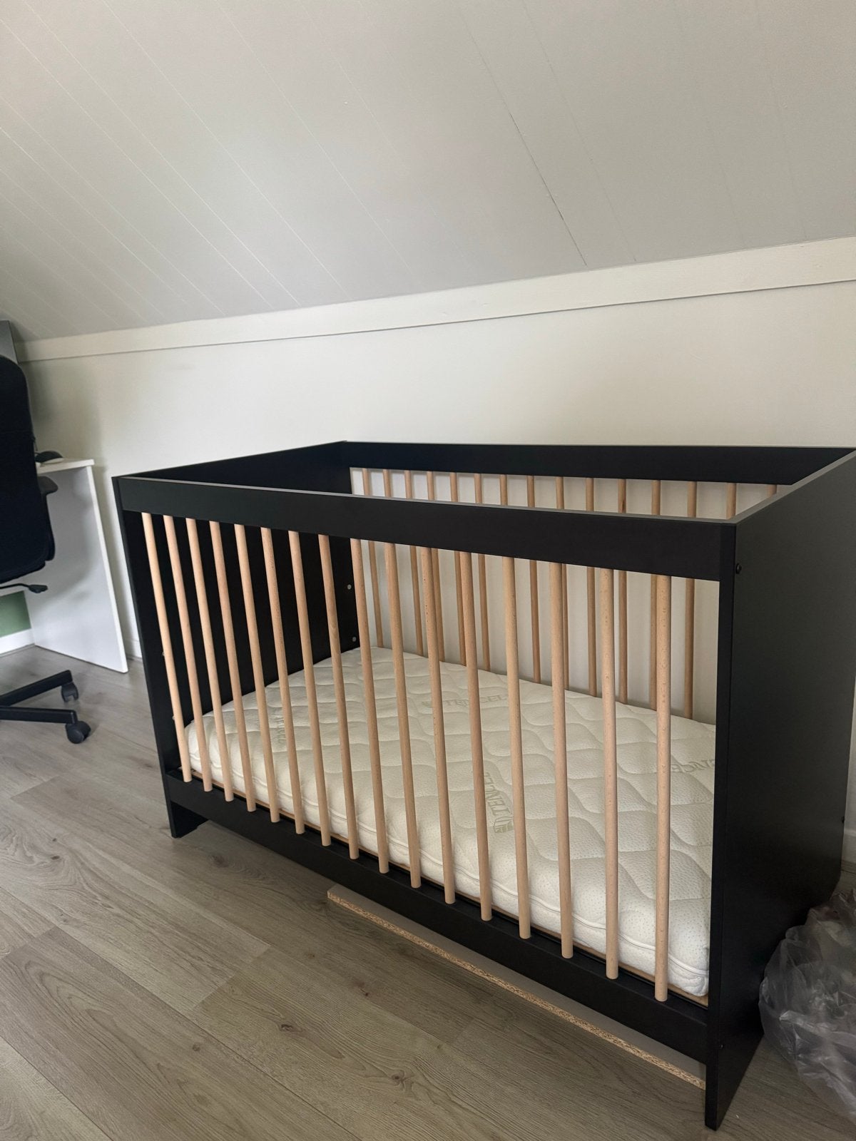 Ledikant Europe Baby Nova 120x60cm - ABZ matras - Zwart/Hout, Ophalen, Zwart, 190 cm of minder, Zo goed als nieuw