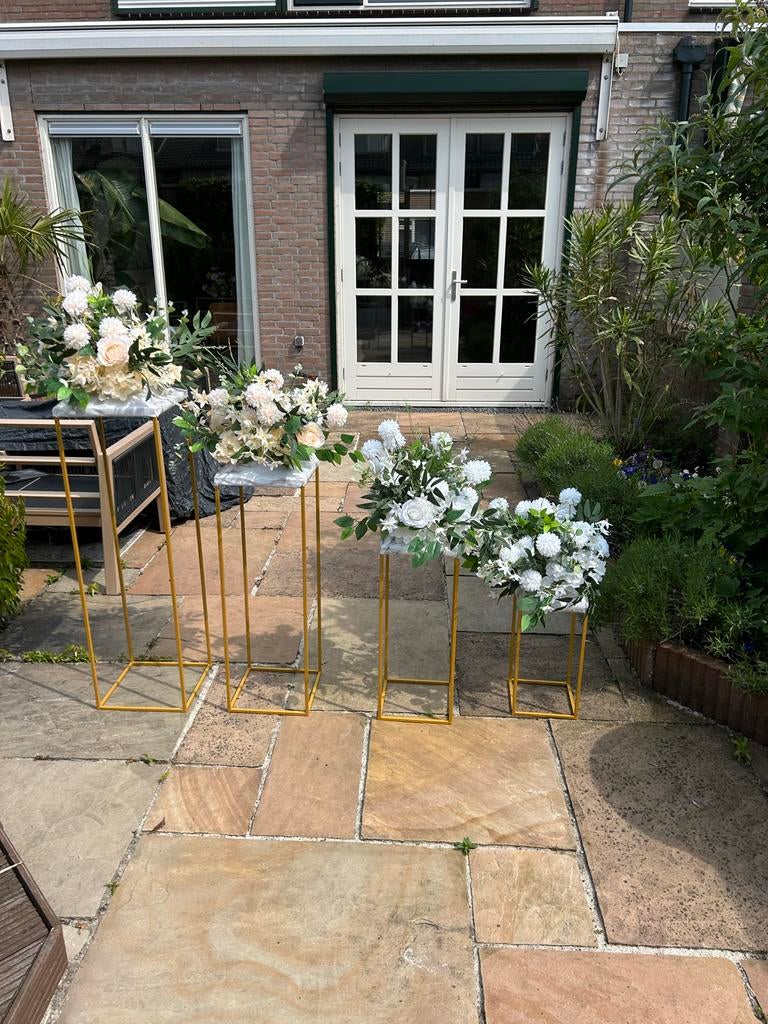 Bruiloft decoratie: Gouden pilaren met bloemstukken, Ophalen, Zo goed als nieuw