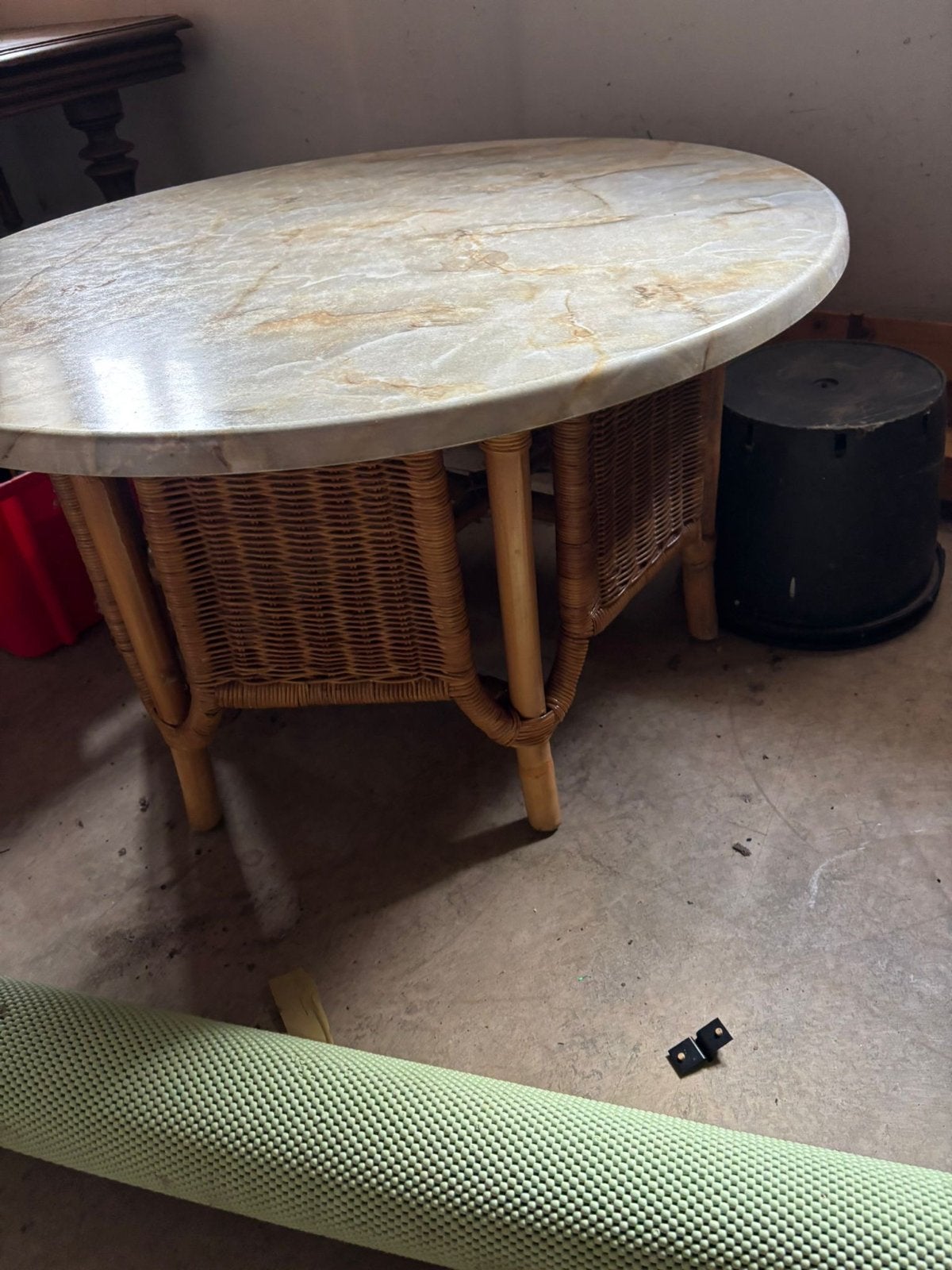 Ovale tafel met marmerlook blad en rotan onderstel, Ophalen, Overige materialen, Gebruikt, 100 tot 150 cm