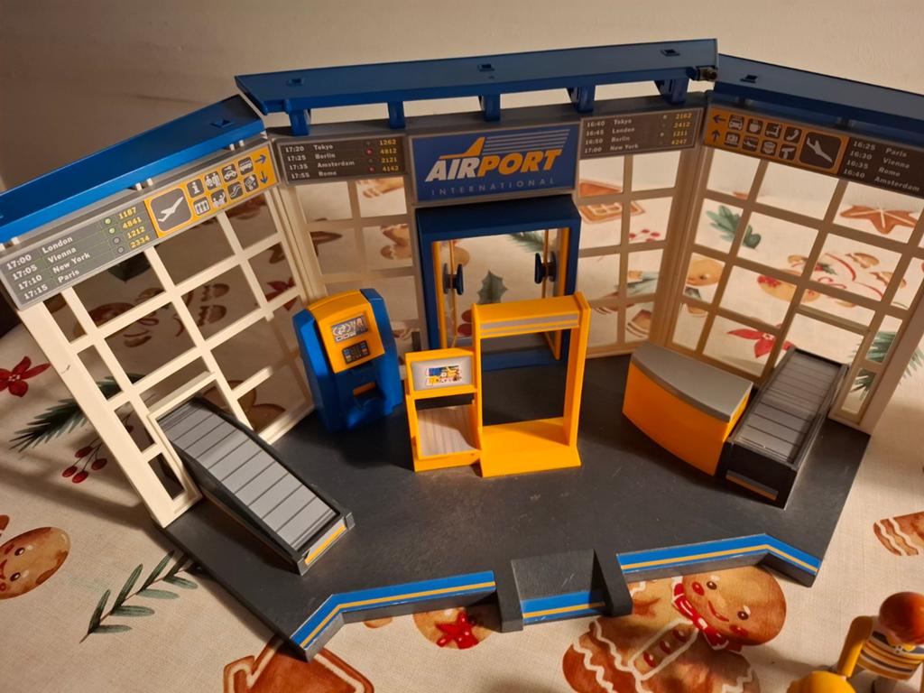 Foto 6 van Playmobil luchthaven met groot vliegtuig, helikopters,  ect.