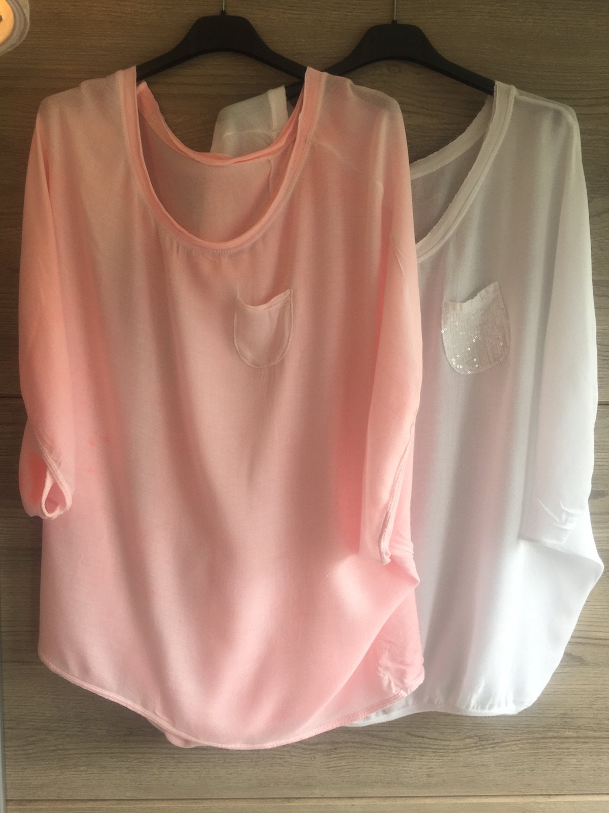 2 Ambika Tops L/XL wit en neon roze., Kleding | Dames, Tops, Wit, Maat 42/44 (L), Ophalen of Verzenden, Zo goed als nieuw